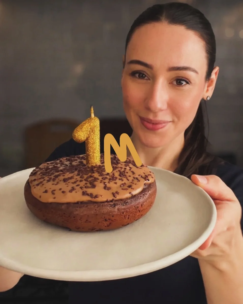 Lívia com o bolinho de frigideira usado para celebrar um milhão de seguidores