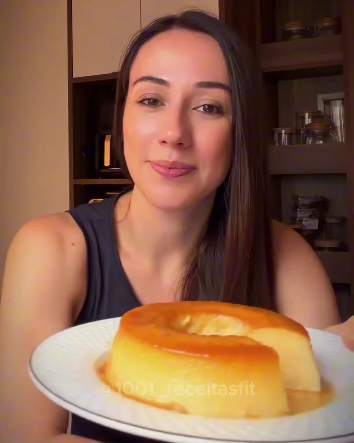Lívia apresentando seu pudim de pão com ovo na cozinha