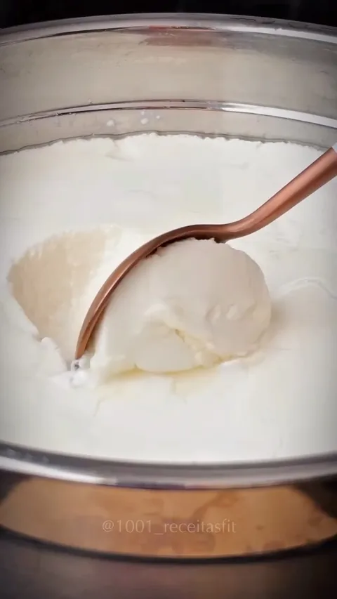 Iogurte caseiro cremoso, receita de Lívia Carvalho